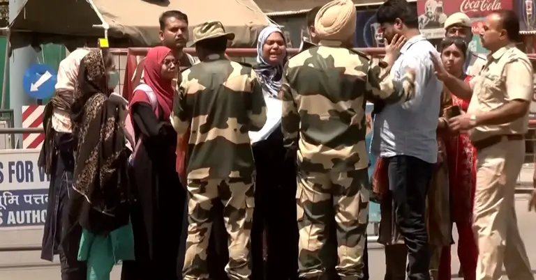 ভারত-পাকিস্তান সীমান্তে দুই দেশের নাগরিকদের ভিড়